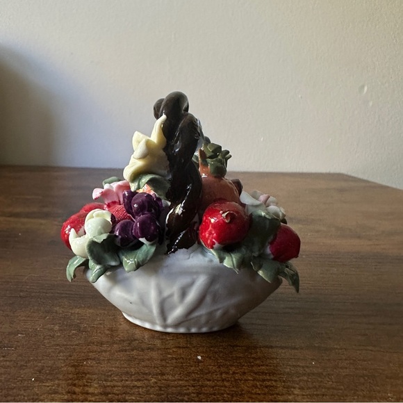 Vtg Capodimonte Style Porcelain Fruit & Flower Basket Figurine - Hand-Painted - Picture 2 of 3